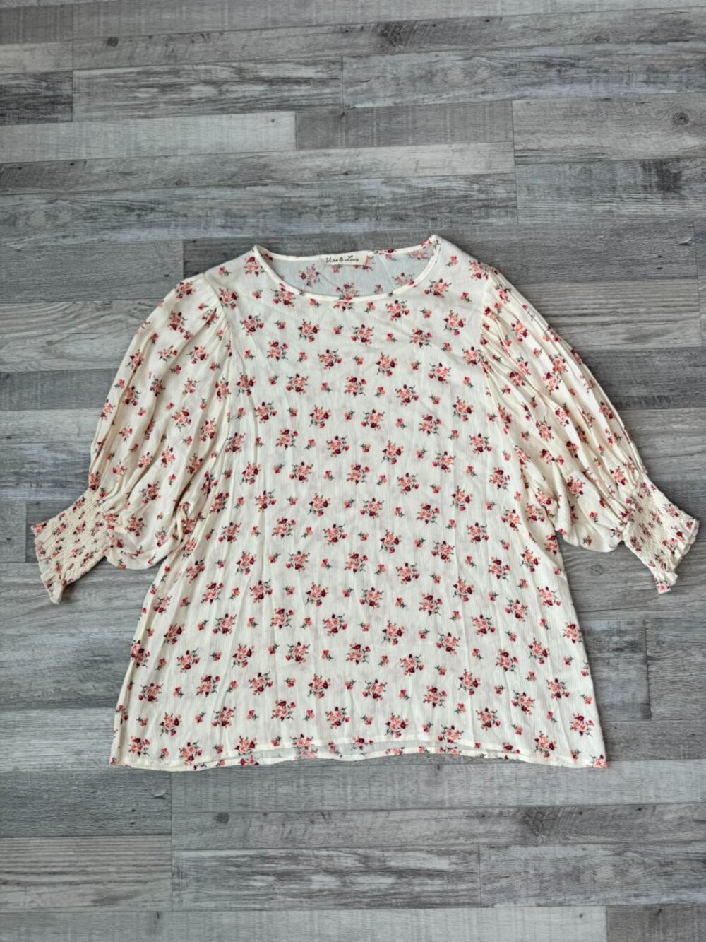 Vine & Love Ivory Floral 3/4 Sleeve Blouse Size Medium Smocked Sleeve H26